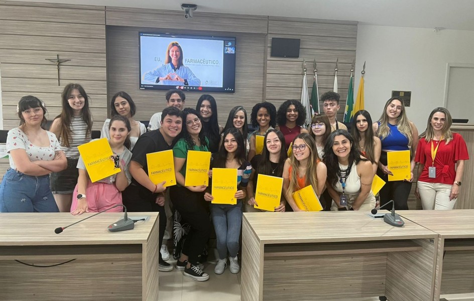 academicos-de-farmacia-da-unibrasil-fazem-visita-tecnica-a-sede-do-crf-pr