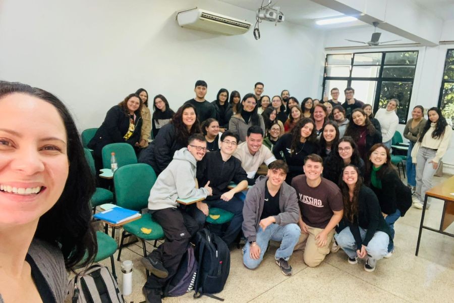 academicos-de-farmacia-da-uel-participam-de-palestra-sobre-areas-de-atuacao-profissional